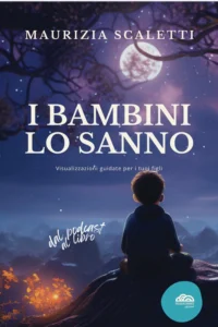 Un bambino seduto sotto un albero che ammira la luna è la copertina del libro intitolato I bambini lo sanno, di Maurizia Scaletti, edito da Poliedricamente Edizioni nel 2025.
