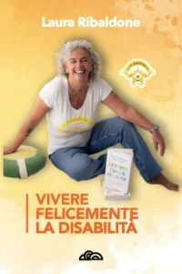 Copertina del libro Vivere felicemente la disabilità che ritrae Laura Ribaldone, l'autrice, seduta con uno zafu verde su sfondo giallo.