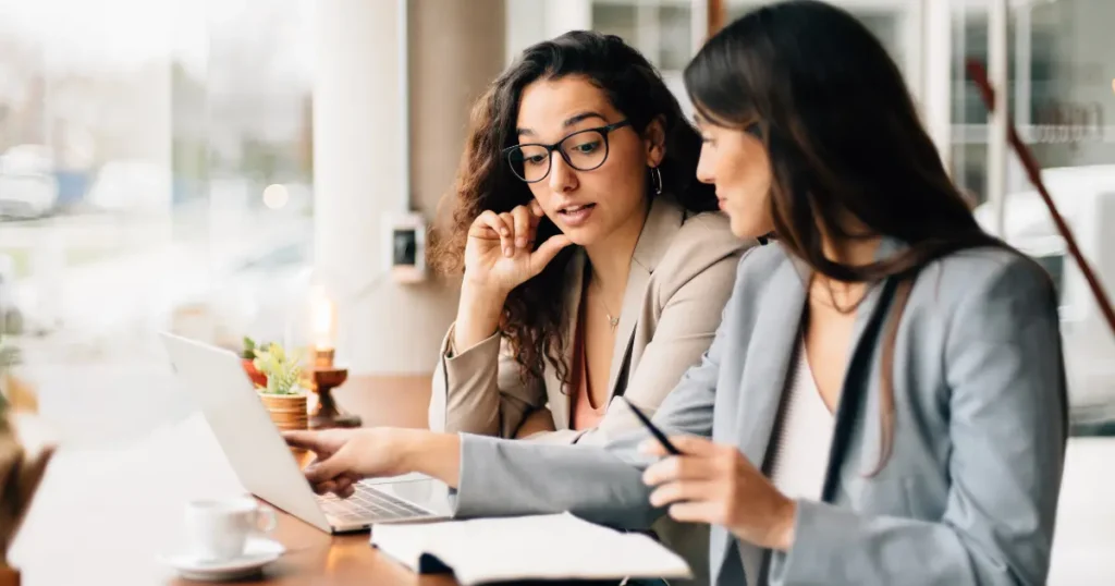 Una stretta di mano tra un autore e un agente letterario sopra un contratto firmato.