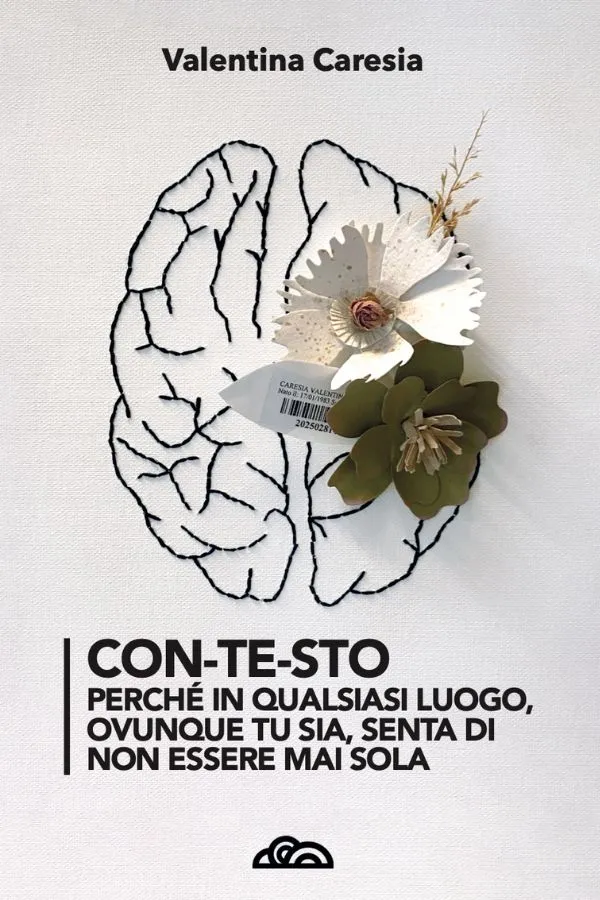 Copertina del libro Con-te-sto, di Valentina Caresia. Copertina bianca con ricamo stilizzato di un cervello in nero, con dei fiori chiari che spiccano sull'emisfero sinistro del cervello