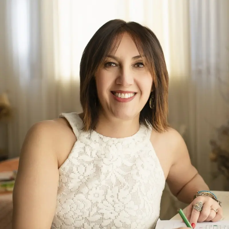 Ritratto di Gemma Petriccione, autrice de «Le Carte di Numerologia Pitagorica» per Poliedricamente Edizioni ETS
