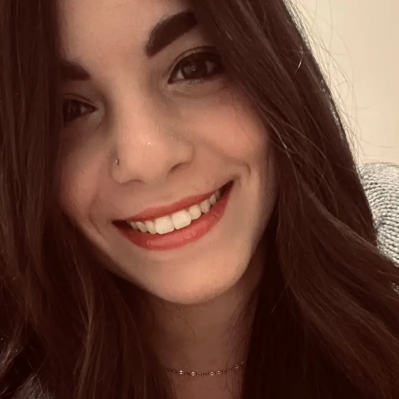 Ritratto di Julye Mirabile, autrice di «Terremoti, Rondini e Altalene» per Poliedricamente Edizioni ETS