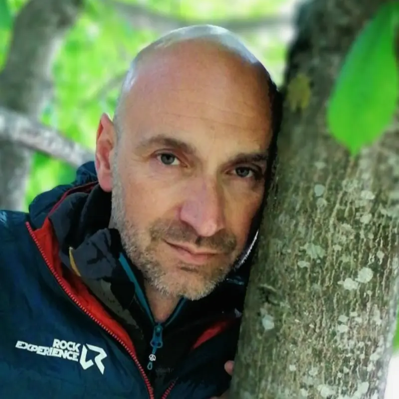Ritratto di Massimiliano Corrà, autore di «Immerso nella Foresta» per Poliedricamente Edizioni ETS