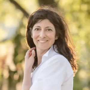 Ritratto di Maurizia Scaletti, autrice di «Madre Natura Maestra» e «I Bambini Lo Sanno», Presidente di Poliedricamente Edizioni ETS