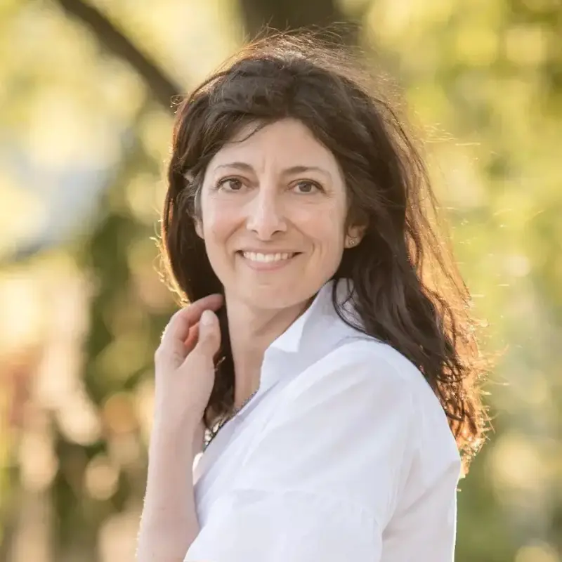 Ritratto di Maurizia Scaletti, autrice di «Madre Natura Maestra» e «I Bambini Lo Sanno», Presidente di Poliedricamente Edizioni ETS