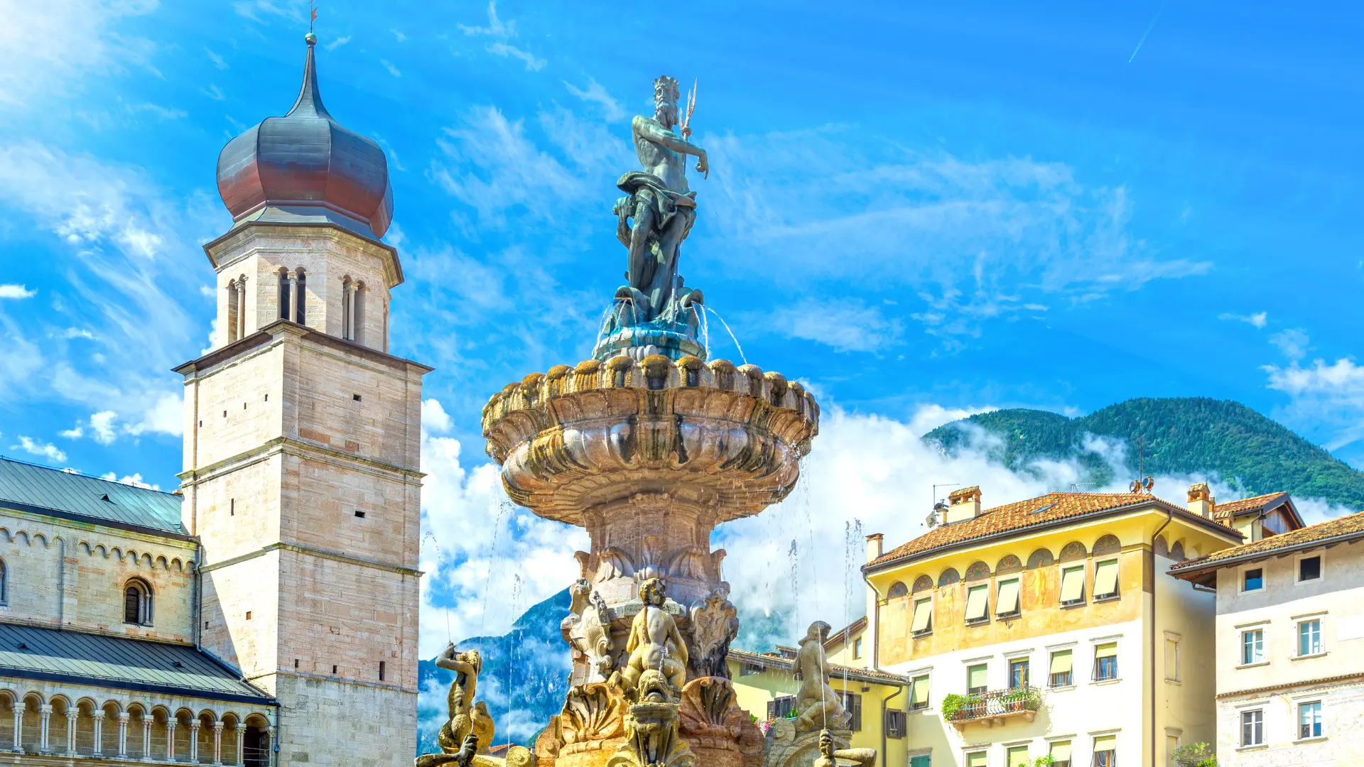 Immagine della statua del Nettuno in Piazza Duomo a Trento