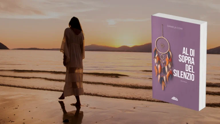 Una donna di spalle cammina sulla riva al tramonto, accanto al libro Al di sopra del silenzio di Daniela Comi