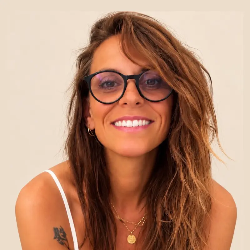 Ritratto di Daniela Comi, autrice di «Al di sopra del silenzio» per Poliedricamente Edizioni APS